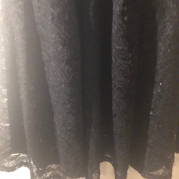 Beautiful black short sleeve lace dress - Picture 3 of 6